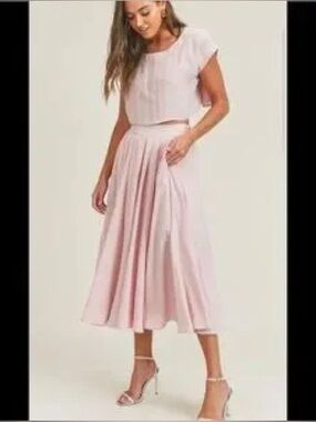 Linen like crop top and midi flare skirt with side pocket set.